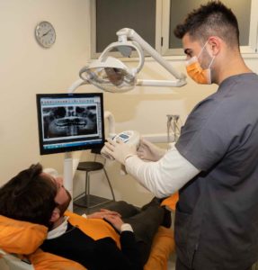 Lo sbiancamento dentale fa male? | Cliniche Francesco Saba